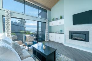 Oceanview Escape at Birch Bay with indoor Pool & Hot Tub
