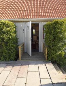 1A, Stuga med 50m till strand