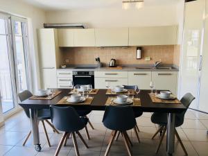 Art Deco 100m2 Flat 2 min Walking from Train Station in City Center, Free Parking and Terrace - 2B