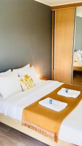 Art Deco 100m2 Flat 2 min Walking from Train Station in City Center, Free Parking and Terrace - 2B