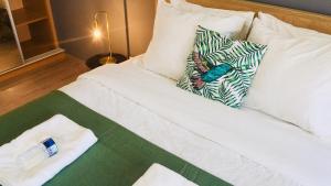 Art Deco 100m2 Flat 2 min Walking from Train Station in City Center, Free Parking and Terrace - 2B