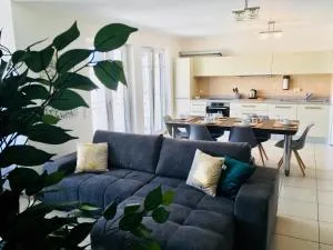 Art Deco 100m2 Flat 2 min Walking from Train Station in City Center, Free Parking and Terrace - 2B - Lucemburk