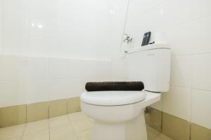 Simply Living 2BR at Bassura City Apartment By Travelio