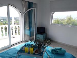 Heavenly Views-1- Maisonette with pool close to the Beach