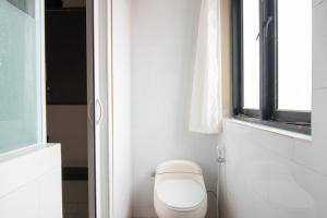 RedDoorz Plus near Hayam Wuruk 2