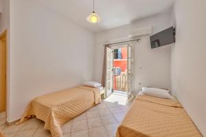 Ethrionplus two rooms apartments balconies 100 m from the port Syros Greece