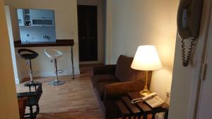 Excelente departamento con balcón a la calle sobre avenida