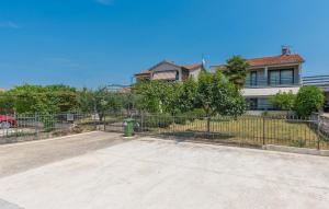 Apartment Green with Balcony