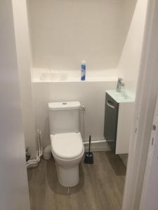 3 chambres en lit double, 6 personnes, dans appartement entièrement rénové, 70 m2 , WIFI,Climatisation, très calme , tout équipé,lit bébé