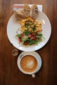 Chill & Explore by Cooee Apartments