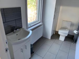 Four-Bedroom House room in New! SLEEPS 7 FREE PARKING WIFI SMART TV NETFLIX