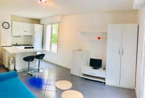 Studio plage parking et proche vieil antibes