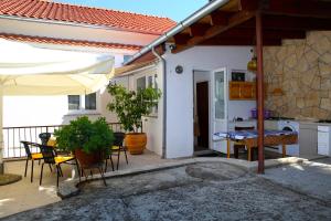 Seaside Apartment Tisno