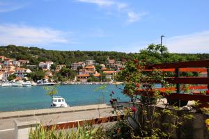 Seaside Apartment Tisno