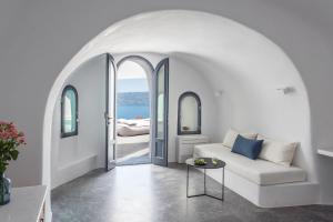 Artist's Suite with Plunge Pool and Caldera View room in Chelidonia Luxury Suites