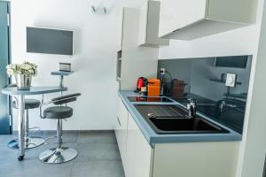 B&B / Chambres d'hotes Sous les oliviers - Studios climatises de standing tout-equipes : photos des chambres