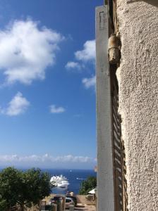 Au cœur de la cité médiévale avec petite vue mer