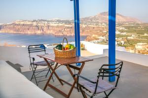 Caldera sky & sea ( price includes a small car 4s) Santorini Greece