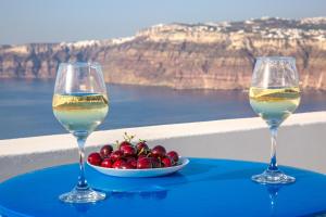 Caldera sky & sea ( price includes a small car 4s) Santorini Greece