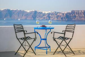 Caldera sky & sea ( price includes a small car 4s) Santorini Greece