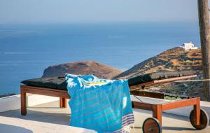 Caldera sky & sea ( price includes a small car 4s) Santorini Greece