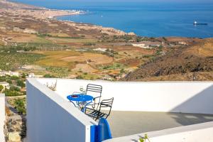 Caldera sky & sea ( price includes a small car 4s) Santorini Greece