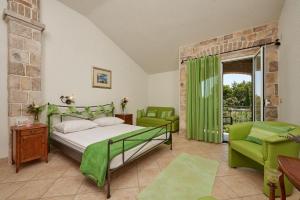 Double Room with Balcony and Sea View room in Rooms by the sea Drvenik Veliki Drvenik - 17184