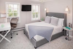 Queen Room with Balcony - Non Smoking room in Inn at Harbor Hill Marina