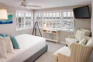 Queen Room room in Inn at Harbor Hill Marina