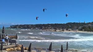 STUDIO STANDING BORD DE MER ET VUE