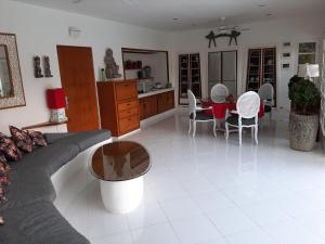 Biệt Thự Có Hồ Bơi Riêng (Villa with Private Pool)