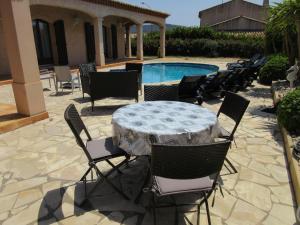 Villas VILLA SPACIEUSE, CLIMATISATION, PISCINE, JARDIN PAYSAGE, PROCHE MER : photos des chambres