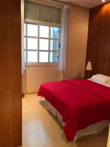 Residencial com serviços 45 metros decorado com sala, suíte e cozinha na quadra da praia de Copacabana