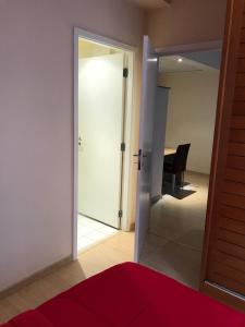 Residencial com serviços 45 metros decorado com sala, suíte e cozinha na quadra da praia de Copacabana