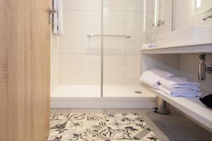 Hotels Relais Saint Jacques - Chateauroux : Chambre Double - Vue sur Piscine