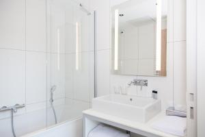Hotels Logis Hotel Relais Saint Jacques - Chateauroux : Suite Junior Familiale