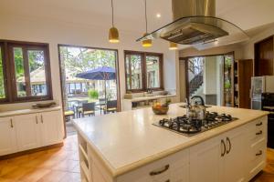 Villa Anjani - Oceanfront Villa, With Private Garden and Cook - Candidasa