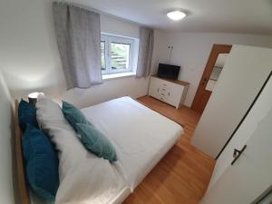 Double Room with Private Bathroom room in Apartment Albi Lakeview