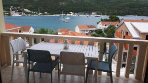 Apartments Šišević - Comfort Apartments with Balconies and Sea View