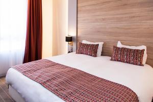 Hotels Relais Saint Jacques - Chateauroux : photos des chambres