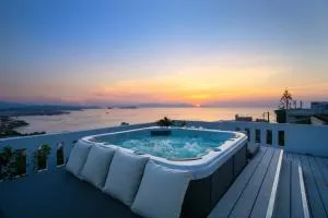 Apartment with Rooftop Hot Tub - Koumpeli