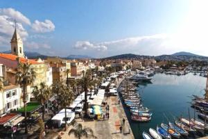 Maisons de vacances Maison de ville en plein coeur de Sanary 3 double chambres 105M2 : photos des chambres