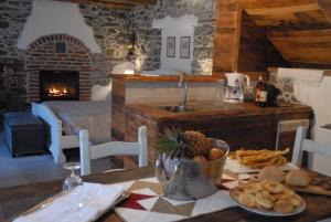 Suite Chalet in pietra e legno con caminetto Pinasca  Italia
