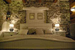 Chalet in pietra e legno con caminetto