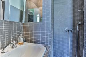 Appartements Maison Bianchi - 24 Paul Deroulede : photos des chambres