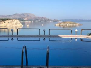 Crete Beachfront Sunkiss, Panoramic Views & Pool