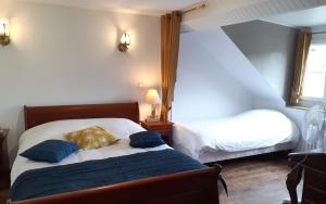 Hotels Logis Le Saint Hubert : Chambre Quadruple