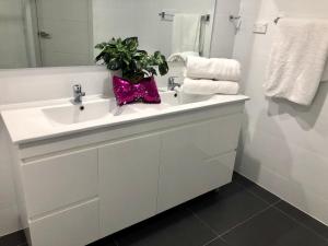 Jewel in the West-Newly Built and Spacious