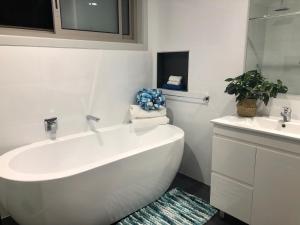 Jewel in the West-Newly Built and Spacious