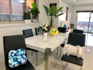 Jewel in the West-Newly Built and Spacious